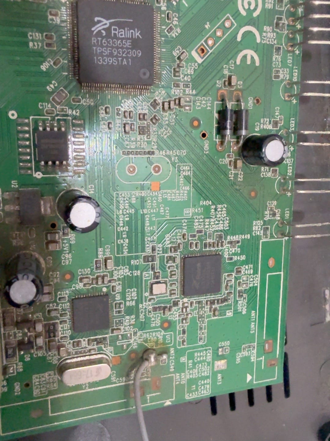 Close-up of the Ralink RT63365E and flash chip